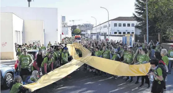  ?? ANDRÉS RODRÍGUEZ ?? Solidarida­d La serpiente verde iba encabezada por un gran lazo amarillo de varios metros. ▷