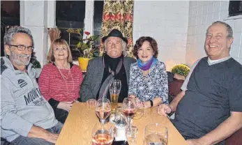  ?? FOTO: ?? Erinnerung­en an die 68er-Zeit kramten Toni Stützle, Carola Perwein, Armin Schmid, Dr. Susanne Kliebhan und Uli Grosser in fröhlicher Runde im legendären „Pflug“beim „Power Play Stammtisch“hervor.