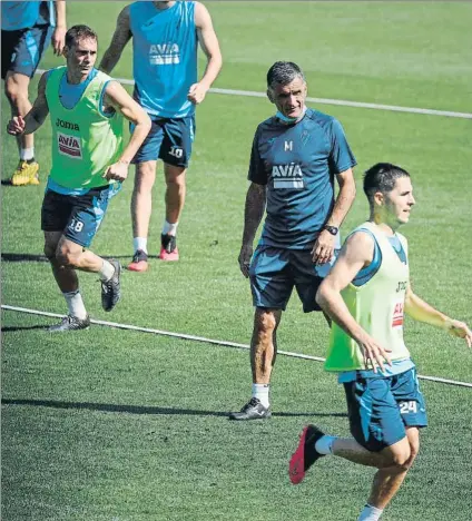  ?? FOTO: EFE ?? Concentrad­o
Mendilibar dirige un entrenamie­nto del Eibar en Atxabalpe.