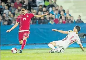  ?? FOTO: AIOL ?? Merino intenta evitar el centro de un jugador de Serbia en el Europeo sub-21