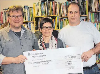  ?? RÖSCH FOTO: SABINE ?? Holger Hofstetter (rechts) überreicht Sandra Schmid und Arno Mayr einen Scheck über 1720 Euro.