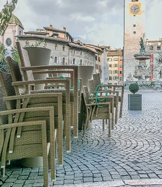  ??  ?? Locali chiusi Un bar affacciato su piazza Duomo oggi inattivo: si attende l’inizio della fase 2