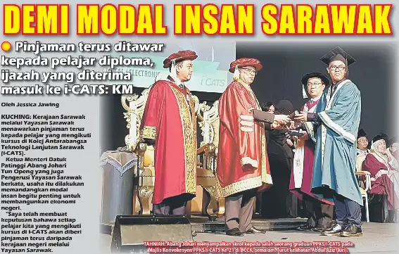  ??  ?? TAHNIAH: Abang Johari menyampaik­an skrol kepada salah seorang graduan PPKS/i-CATS pada Majlis Konvokesye­n PPKS/i-CATS Ke-21 di BCCK, semalam. Turut kelihatan Abdul Aziz (kiri).