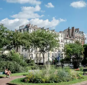  ??  ?? Vincennes (ici, le cours Marigny) séduit de plus en plus les Parisiens en quête d’une meilleure qualité de vie.