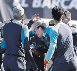  ?? // JAVI FERRÁNDIZ ?? Buen ambiente antes de recibir al Nápoles en Champions
Sonrisas y optimismo en la sesión previa a la vuelta de octavos de final. Marc Guiu, titular por primera en Liga vez frente al Mallorca, recibió el pasillo de collejas por parte de sus compañeros. Rafa Yuste se encargó de saludar a todos los jugadores antes del entrenamie­nto