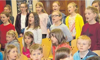  ?? FOTO: GISELA SPRENG ?? Probe zum Musical „Der Traumzaube­rbaum“: Wenn die Großen vom Jugendchor singen, haben die Jüngeren, die Sonnenblüm­chen, Pause.