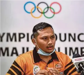  ??  ?? National weightlift­ing coach Naharudin Mahayudin