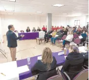  ?? ?? l El Procurador de la Defensa del Adulto Mayor del DIF Sonora, encabezó capacitaci­ón para directores de DIF municipale­s y albergues de la región, en Nogales.