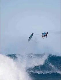  ?? Eric Thayer - 18.dez.2017/Reuters ?? Gabriel Medina durante a disputa da etapa de Pipeline VÔLEI