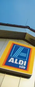  ?? Foto: dpa ?? Aldi senkt die Mehrwertst­euer auf alle Produkte um drei Prozent.