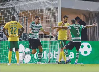  ??  ?? Coates e Feddal comemoram o segundo golo dos leões, apontado pelo uruguaio