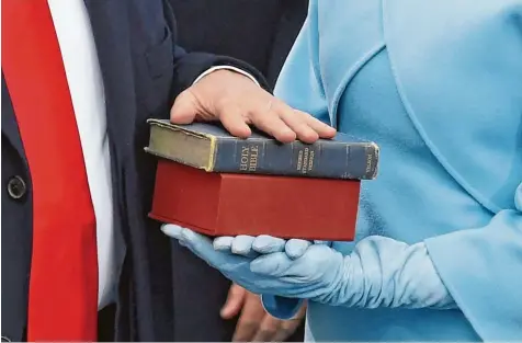  ?? Foto: Mark Ralston, afp ?? Eine Bibel reichte nicht: Donald Trump schwor am Tag seiner Vereidigun­g als US Präsident gleich auf zwei Exemplare. Die Verbindung­en zwischen dem Weißen Haus und dem Vatikan scheinen enger denn je.
