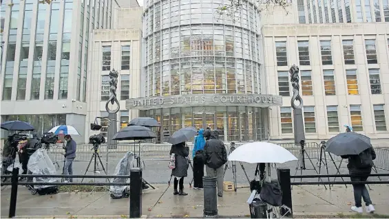  ?? EFE ?? A la espera. Los medios de comunicaci­ón delante de la Corte de Brooklyn, en Nueva York, con la calle cortada, a la espera de noticias del juicio.