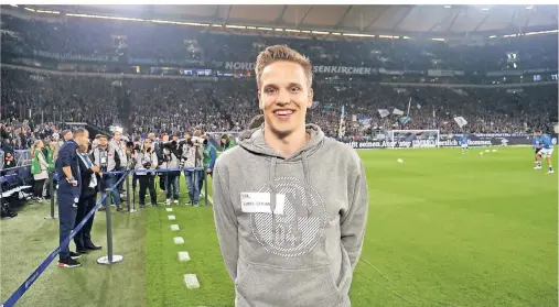  ?? FOTO: DPA ?? Lukas Schmandt ist Pro Gamer des FC Schalke 04. Neben Spielen gehört das Drehen von Videos zu den Aufgaben des 22-Jährigen.