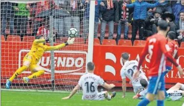  ??  ?? DEFINITIVO. Carmona supera a Tomeu Nadal para anotar el segundo gol del Sporting.