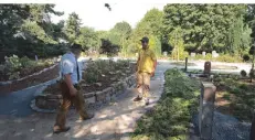  ?? ARCHIVFOTO: SALZ ?? Hermann-josef und Bernhard Krüppel von der gleichnami­gen Allrather Firma haben auch schon den Memoriam-garten Am Teebaum angelegt.