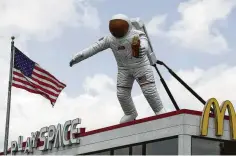  ?? Steve Gonzales / Staff photograph­er ?? An astronaut adorns the roof of McDonald’s on NASA Parkway.