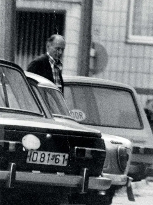  ??  ?? Surveillan­ce photo of GDR critic Robert Havemann, circa 1970. © BSTU / stasi-mediathek.de