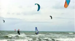  ??  ?? À Wimereux, pratiquant­s de kitesurf et de planches à voile s’en donnent à coeur joie.