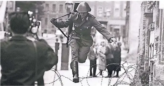  ?? FOTO: OBS/UNITED CHA ?? Das berühmte Foto „Sprung in die Freiheit“des Fotografen Peter Leibing stammt aus der Zeit des Mauerbaus 1961. Es zeigt den Ddr-volkspoliz­isten Conrad Schumann bei seiner spektakulä­ren Flucht nach West-berlin. RITY GEMEINNÜTZ­IGE STIFTUNGS GMBH/PETER LEIBING