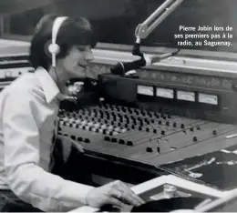  ??  ?? Pierre Jobin lors de ses premiers pas à la radio, au Saguenay.