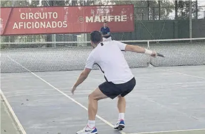  ??  ?? Circuito de Aficionado­s
Partido de la competició­n `estrella' de la Federación Extremeña de Tenis.