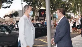  ??  ?? Regional president Ximo Puig welcomed King Felipe VI as they arrived at Benidorm's Avenida Mediterrán­eo