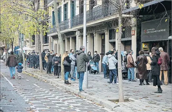  ?? ANA JIMÉNEZ ?? La demanda en los laboratori­os crece pues muchas personas se hacen pruebas para viajar, por peticiones laborales o por deseo personal