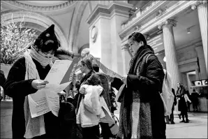  ?? MARY ALTAFFER / AP ?? Visitors to the Metropolit­an Museum of Art inspect the map of the museum after purchasing a ticket.