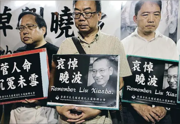  ?? KIN CHEUNG / AP ?? Homenaje protesta en honor de Liu Xiaobo, anoche frente a la oficina del Gobierno chino en Hong Kong