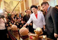  ??  ?? Le 24 mai 2017, le vice-chancelier et ministre allemand des Affaires étrangères Sigmar Gabriel (à droite) a visité Beijing lors de sa visite en Chine. Il a salué l’ouverture du Forum « la Ceinture et la Route » pour la coopératio­n internatio­nale et...