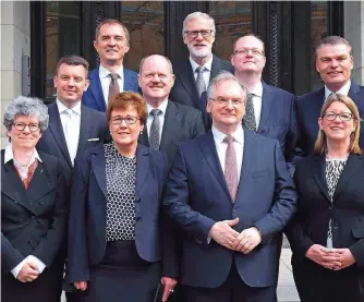  ?? FOTO: WOLF/DPA ?? Ministerpr­äsident Reiner Haseloff (CDU, Vierter von rechts) mit der neuen Landesregi­erung von Sachsen-Anhalt. Die CDU stellt sechs, die SPD zwei und die Grünen einen Minister.