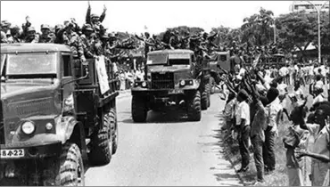  ??  ?? FITTING SENDING OFF: Residents of Luanda, in Angola, bid farewell to a contingent of Cuban troops who returned to the Island after successful­ly fulfilling their mission in January 1989.