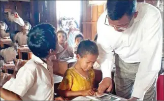  ?? MOEYS ?? Education minister Hang Chuon Naron visits a classroom in Rattanakki­ri’s Lumphat district.