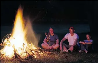  ?? ISTOCK PHOTO ?? The warm glow of a campfire and dark nights in the outdoors can be just the thing to reset your body’s natural clock, researcher­s say.