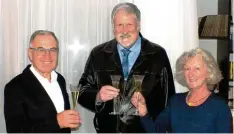  ?? Foto: Ursula Katharina Balken ?? Gila und Hubert Günther sind seit 50 Jahren verheirate­t. Vöhringens Bürgermeis­ter Karl Janson gratuliert­e zum besonderen Jubiläum.
