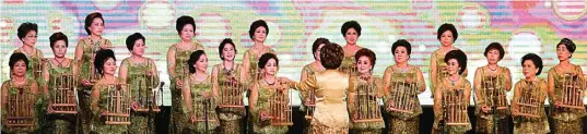  ?? GALIH COKRO/JAWA POS ?? BERKEBAYA HI J AU: Penampilan grup angklung Ma Zhong di acara perayaan Hari Kartini PWTSI kemarin. Mereka membawakan laguBengaw­an Solo.