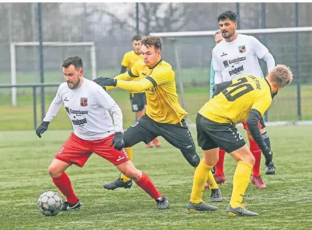  ?? RP-FOTO: GOTTFRIED EVERS ?? Viktoria Goch (weiße Trikots) war im Test gegen den RSV Praest die klar überlegene Mannschaft.