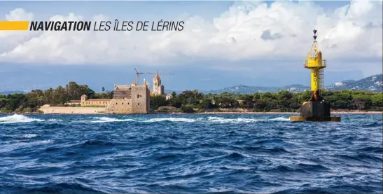  ?? ?? Lors de vent du sud, la mer se forme sur les rochers que démarque la cardinale sud des Moines au sud de Saint-Honorat.