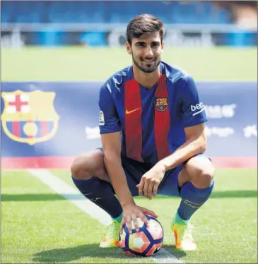  ??  ?? DE AZULGRANA. André Gomes posó en el Miniestadi; el Camp Nou está instalando el césped híbrido.