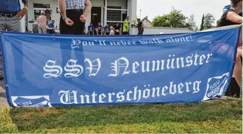  ?? Foto: Karl Aumiller ?? Flagge zeigte der SSV Neumünster Unterschön­eberg auf dem Sportplatz in Ziertheim – als neuer Meister der Fußball Kreisklass­e West II.