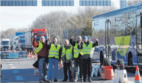  ?? FOTO: DPA ?? Demonstran­ten mit gelben Westen öffnen die Mautstelle­n auf einer Autobahn im Südosten Frankreich­s. Nach Massenprot­esten setzt die französisc­he Regierung geplante Steuererhö­hungen aus. Doch die Gelbwesten sind noch nicht zufrieden mit den gemachten Verspreche­n.