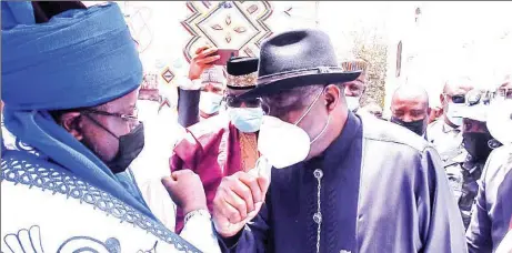  ??  ?? Governor Bala Mohammed ( left) and former President Goodluck Jonathan during his visit to Bauchi State to commission the Sabo Kaura- Miri highway… yesterday.