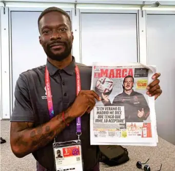  ?? MARCA ?? Tosaint Ricketts posa con la portada del diario MARCA de la entrevista a Eden Hazard.