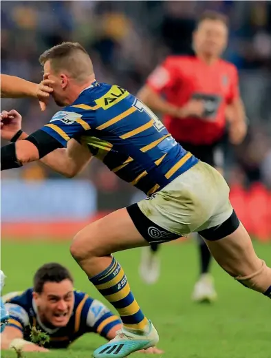  ?? GETTY IMAGES ?? The attacking flair of Warriors captain Roger Tuivasa-Sheck, above left, is expected to benefit from the NRL’s new scrum rule.