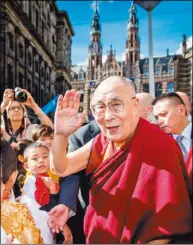  ??  ?? 西藏精神領袖達賴喇嘛（中）15日訪問荷蘭阿姆斯­特丹，向支持者致意。 （歐新社）