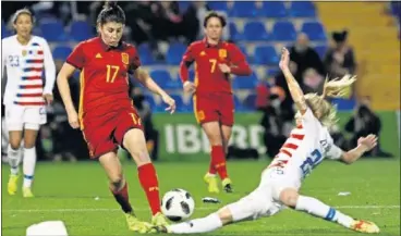  ??  ?? AMISTOSO. Lucía García y Corredera, ante EE UU, en la mejor asistencia a un partido de la Selección.