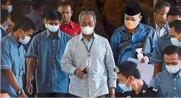  ??  ?? In the spotlight:
Muhyiddin leaving Dewan Seri Endon after attending the pre-Parliament briefing in Putrajaya. — Bernama