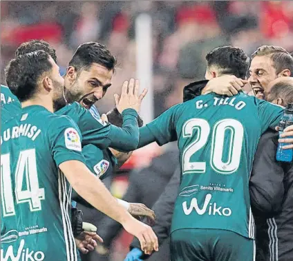  ?? FOTO: EFE ?? El gol de Tello, el quinto del Betis en el Sánchez-Pizjuán, conllevó otros 250.000 euros de prima para los jugadores verdiblanc­os