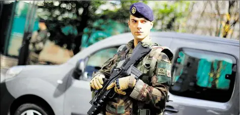  ?? AP-BILD: ZIHNIOGLU ?? Ein französisc­her Soldat am Tatort des Anschlages in Levallois-Perret nahe Paris.